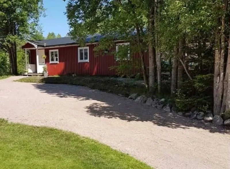 Vasshalla Katthotell – den röda byggnadens exteriör i Gånghester