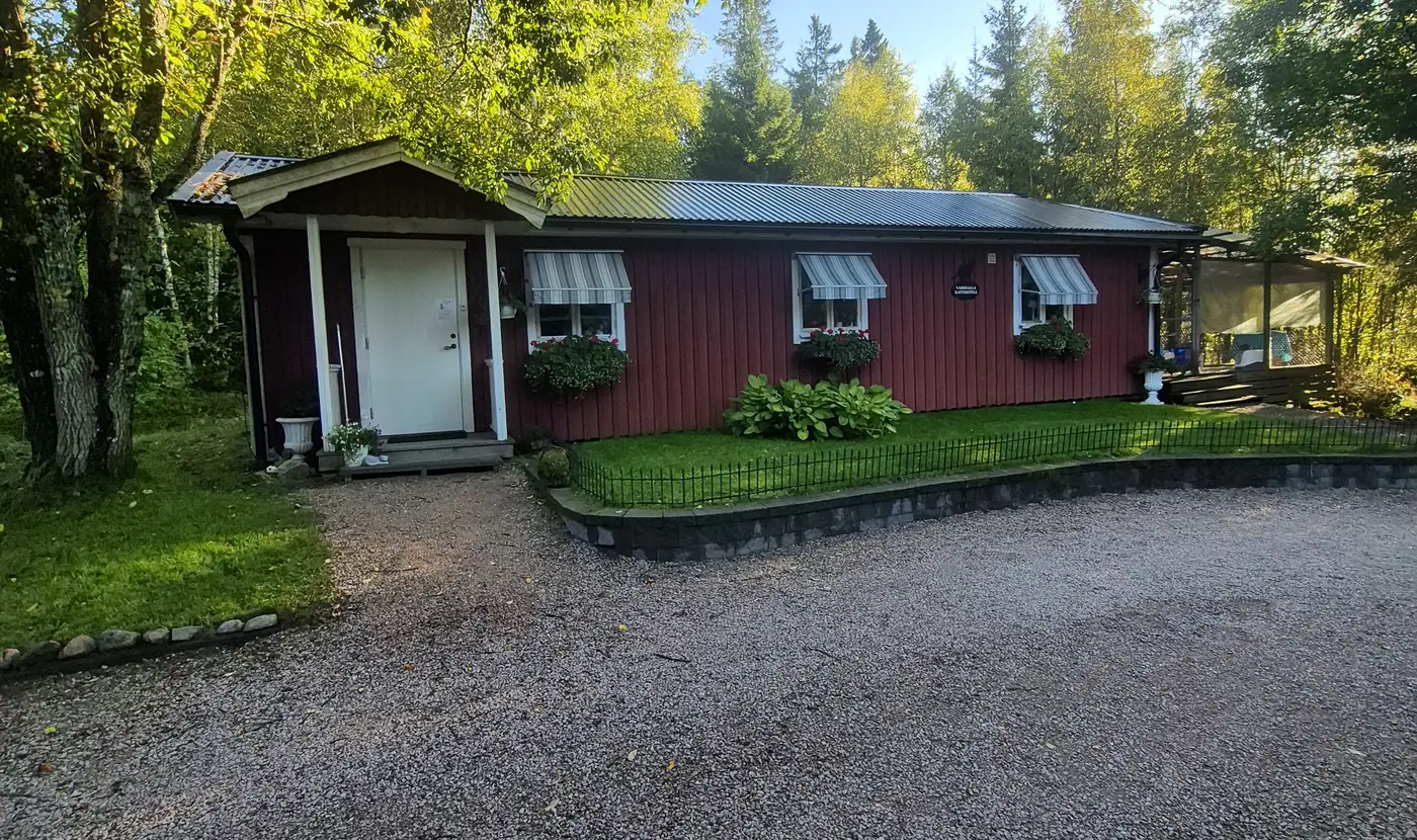 Vasshalla Katthotell — den röda gården i Gånghester